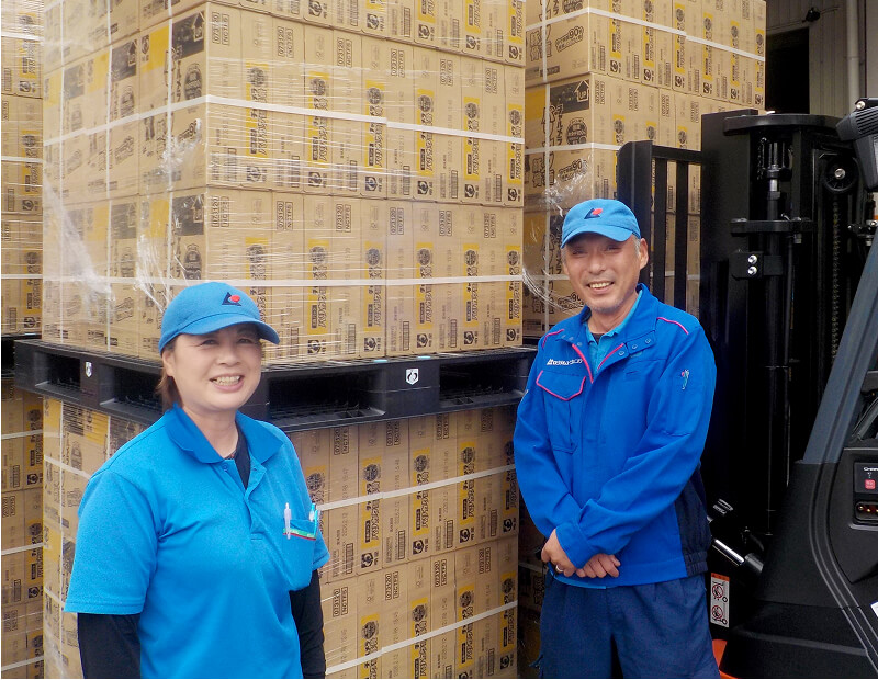 物流・製造業務を請け負っている男女