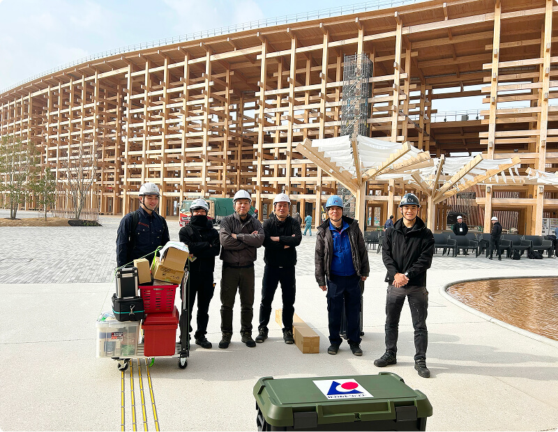 大阪万博会場のスマートマーク施工に携わった6人の男性