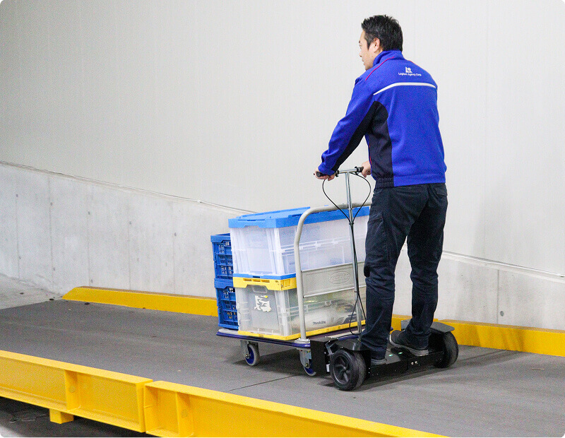 スマートキャリーに乗る男性