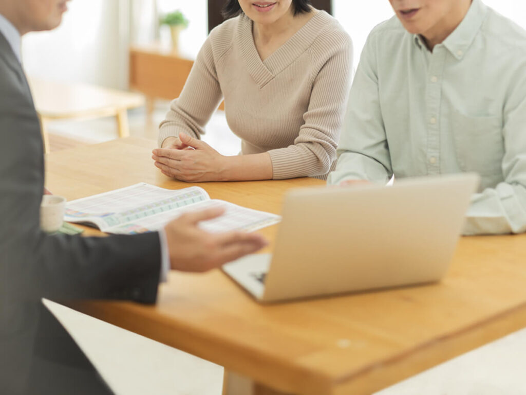 遺品・生前整理の相談にのる男性