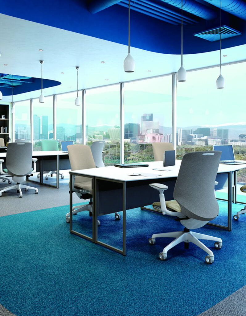 オカムラ製品を使用したブルーのオフィス