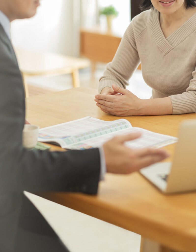 遺品・生前整理の相談にのる男性