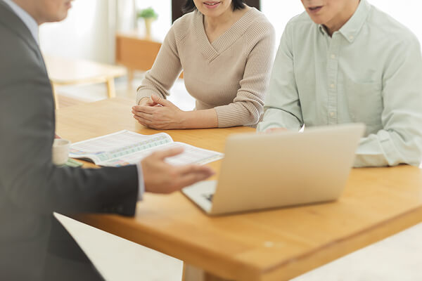 遺品・生前整理の相談にのる男性