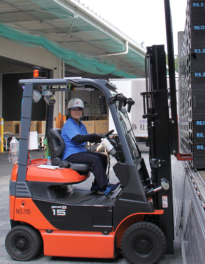 フォークリフトを運転する女性