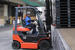 フォークリフトを運転する女性