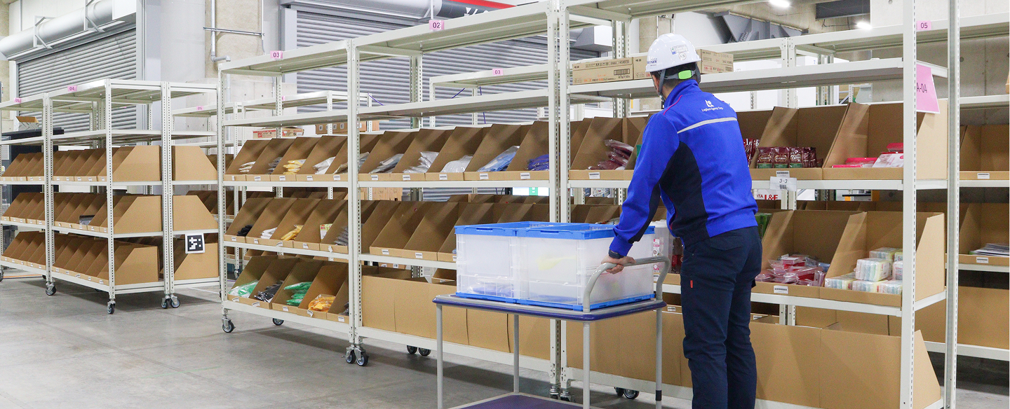 スマートキャリー販売を使用している男性