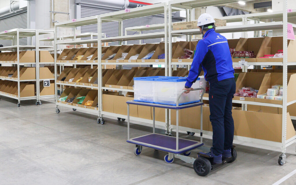 スマートキャリーを使用している男性