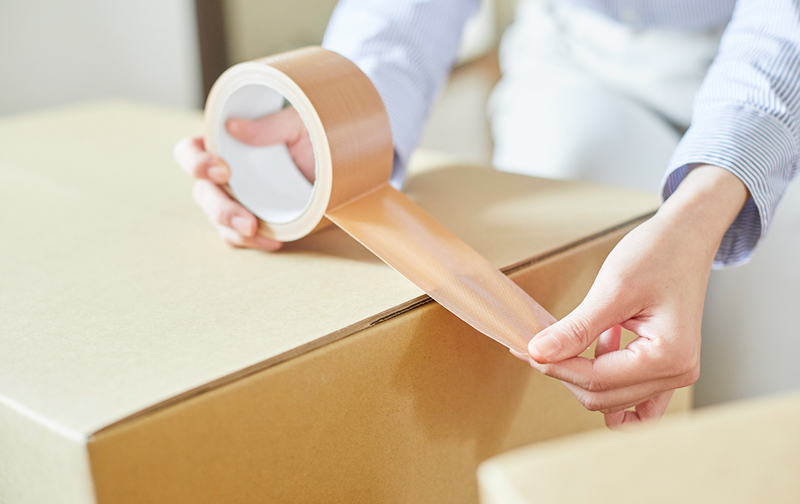 遺品・生前整理をする女性