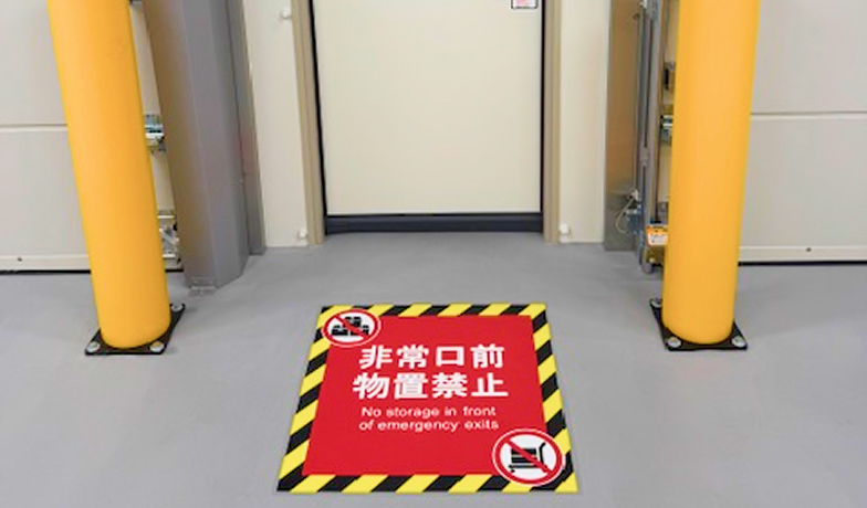 非常口前を示すスマートマーク