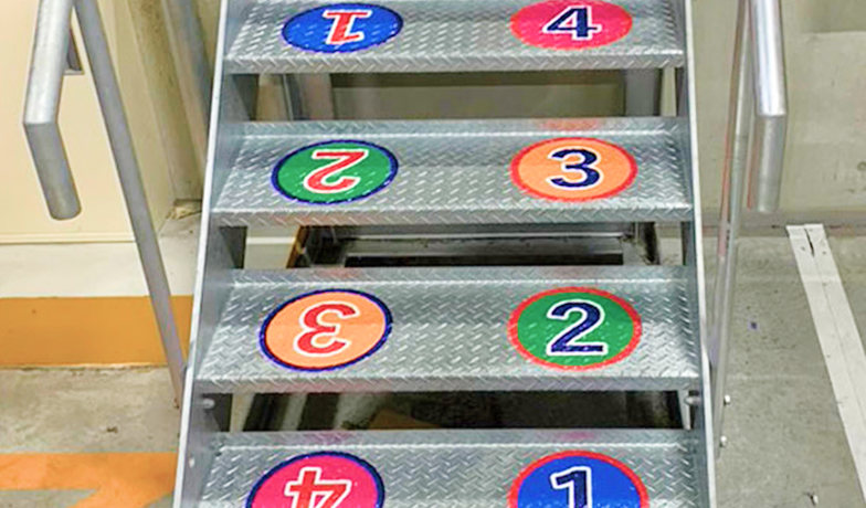 縞鋼板などの凹凸のある素材に使われるスマートマーク