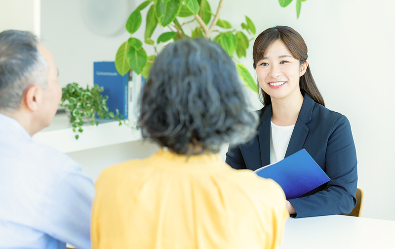 夫婦に遺品・生前整理の提案をする女性