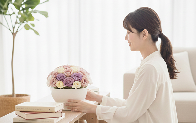 プリザーブドフラワーを見つめる女性