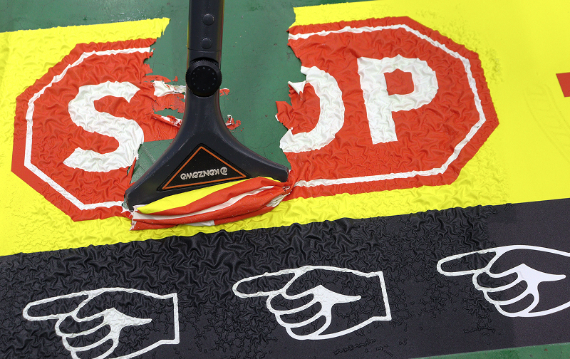 スマートマークを剥がしている様子