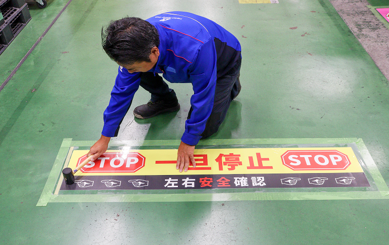 スマートマークの施工を行う男性