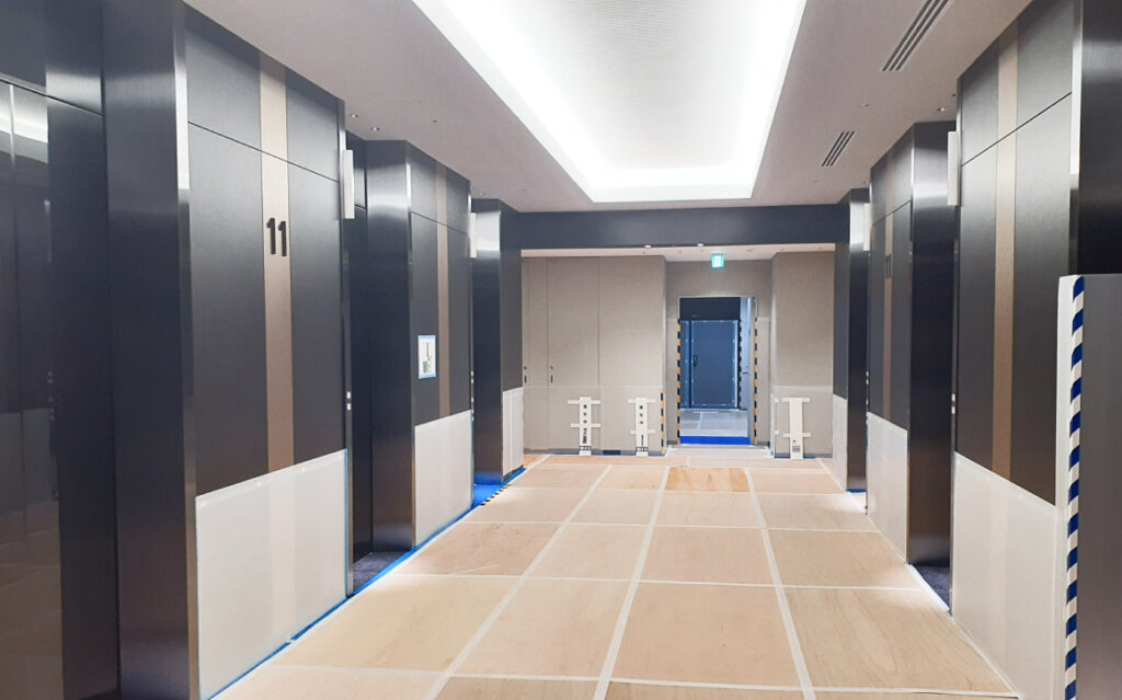 オフィス移転時にエレベータ周りを養生している様子