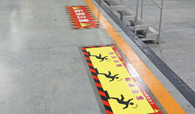 段差転落転倒注意を示すスマートマーク